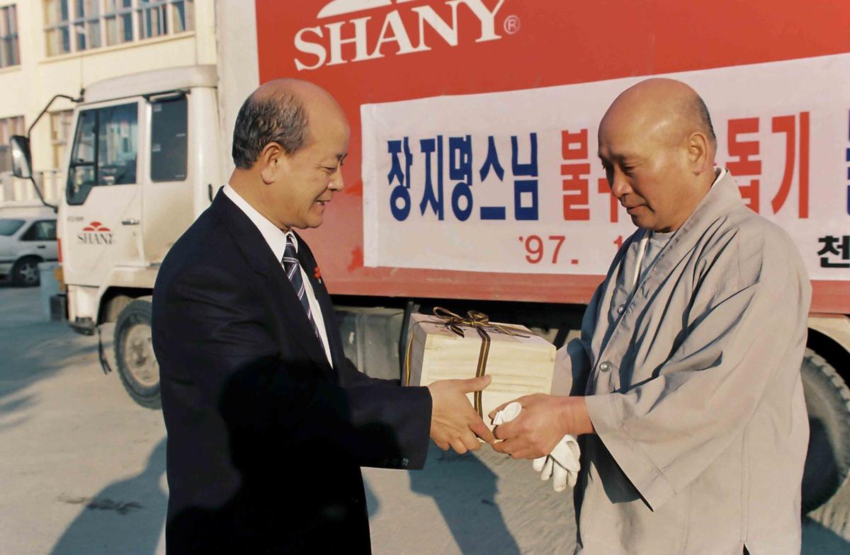 장지명스님 불우이웃돕기 물품(빵) 전달