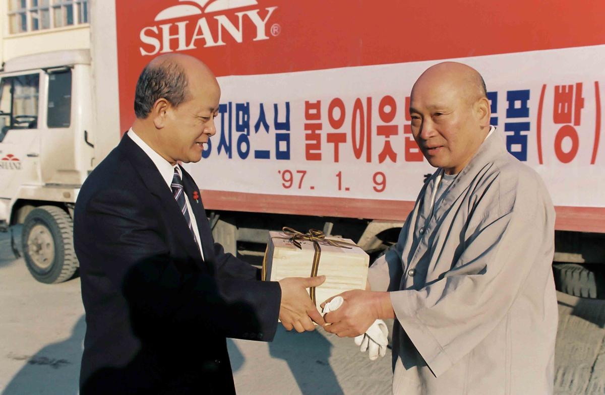 장지명스님 불우이웃돕기 물품(빵) 전달
