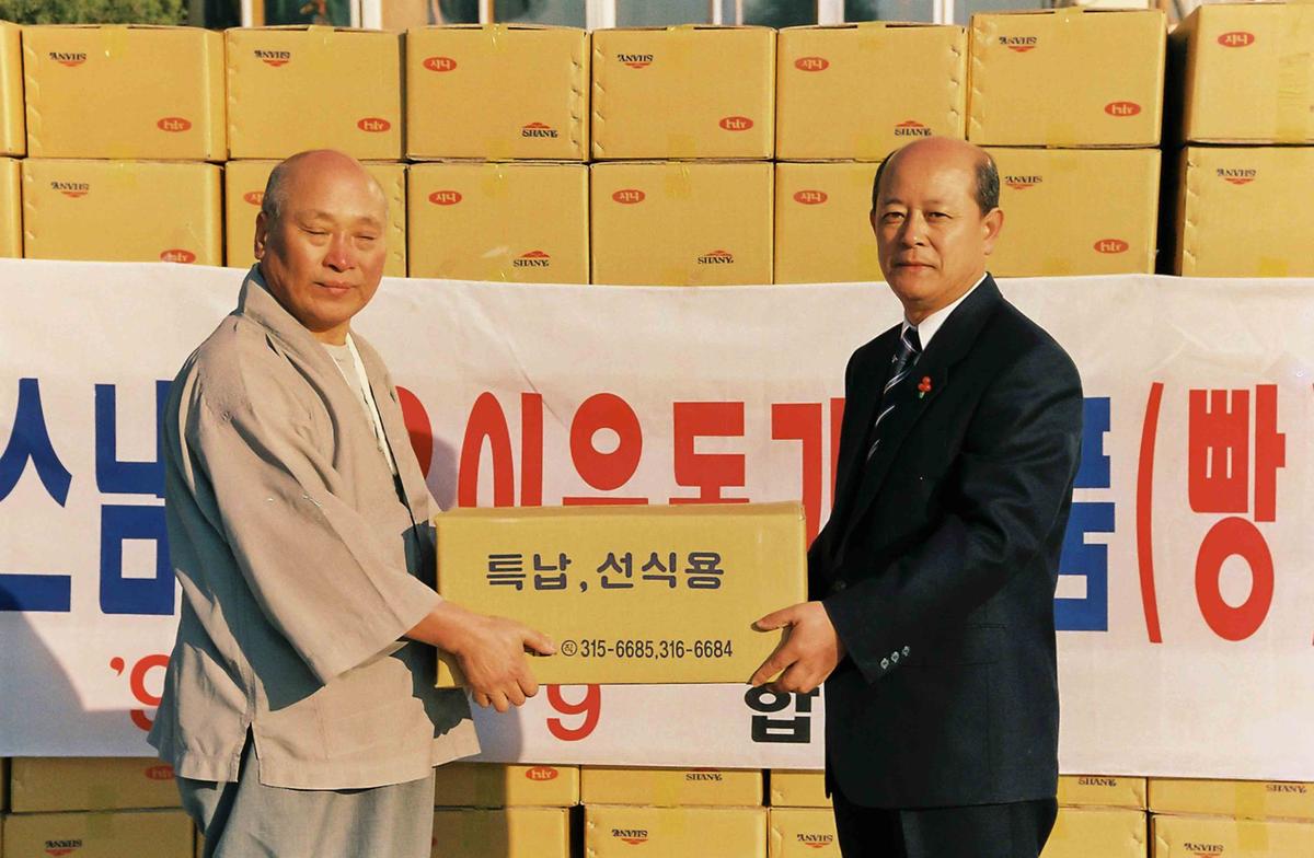 장지명스님 불우이웃돕기 물품(빵) 전달