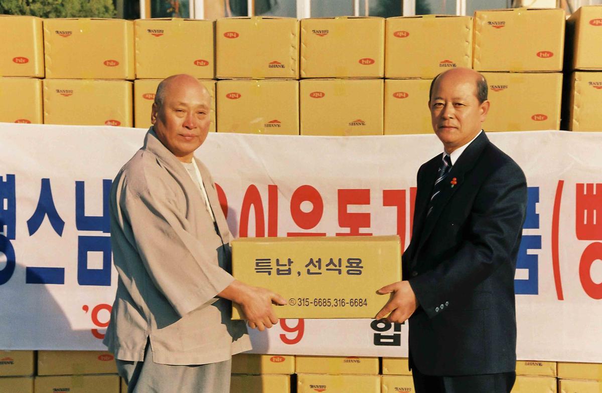 장지명스님 불우이웃돕기 물품(빵) 전달
