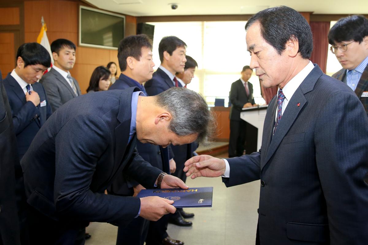 인사이동 및 신규임용장 수여