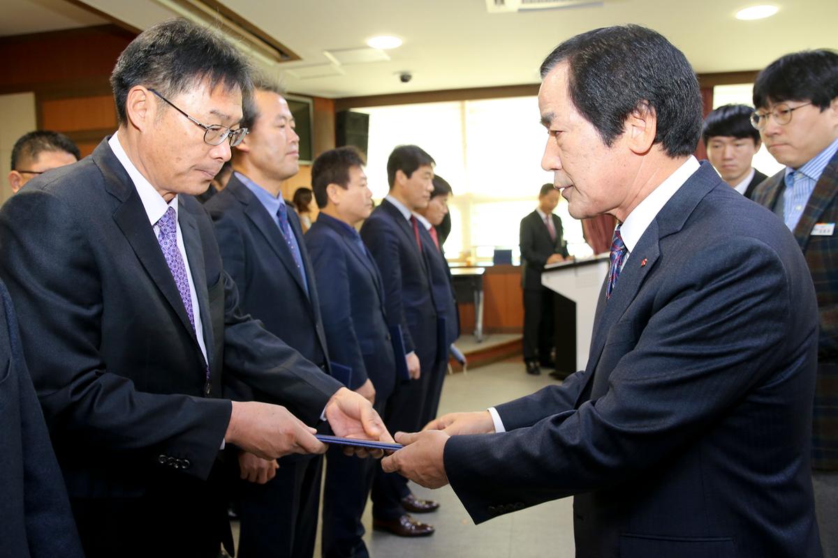 인사이동 및 신규임용장 수여