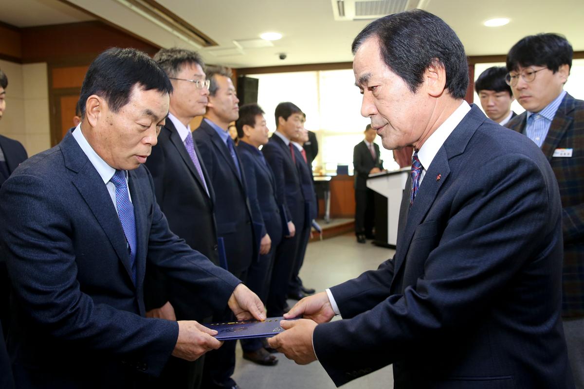 인사이동 및 신규임용장 수여