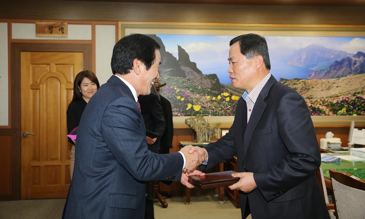 김균합천경찰서장재직기념패전달