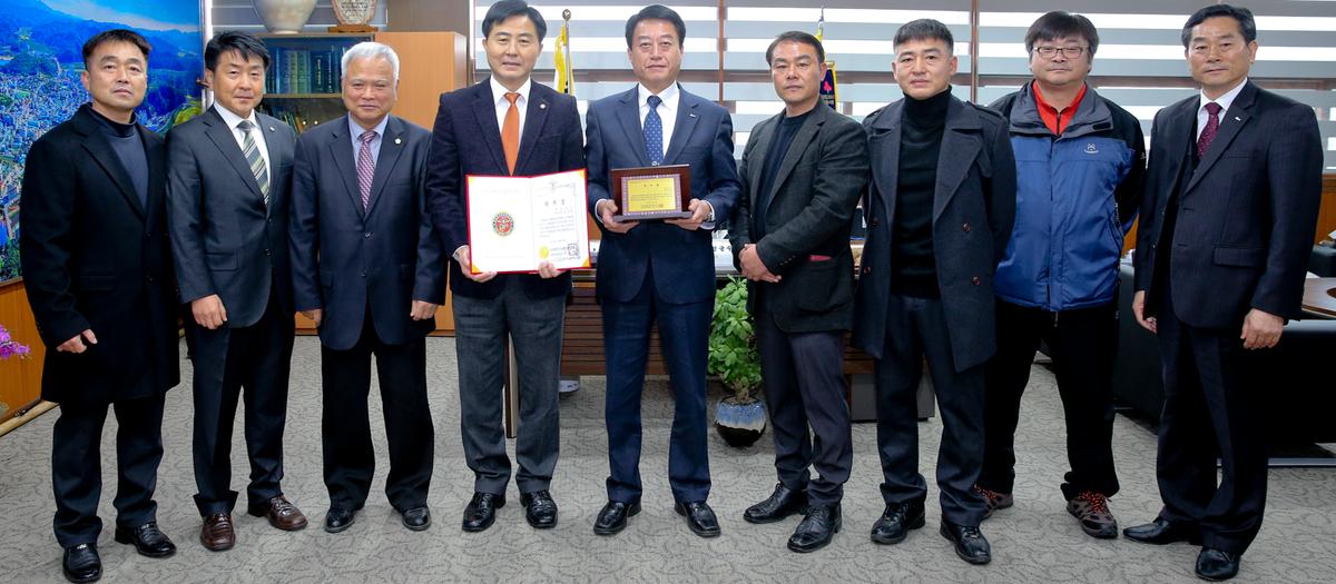 명예해병대 위촉패 전달