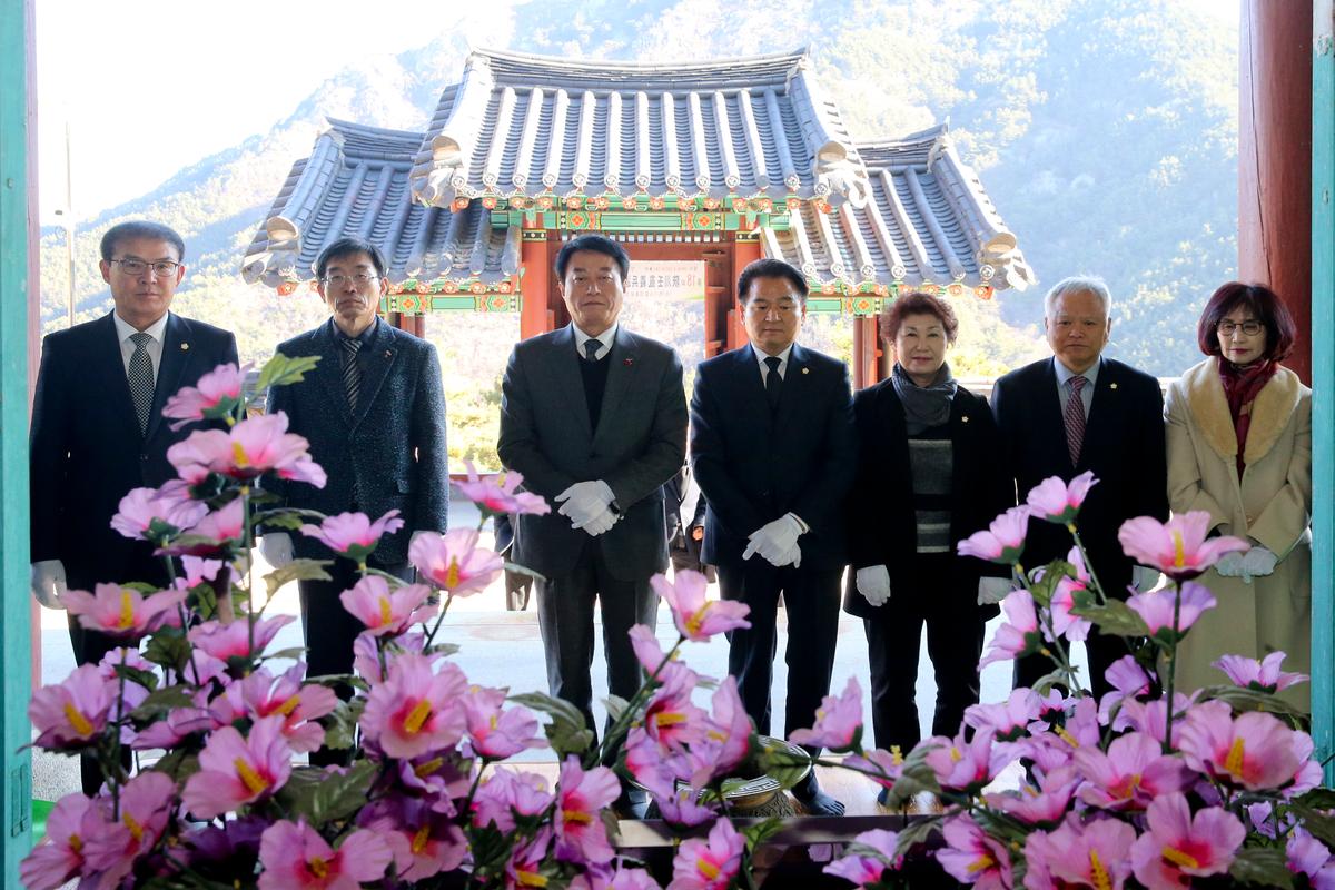 충혼탑, 3.1운동기념탑, 창의사 참배