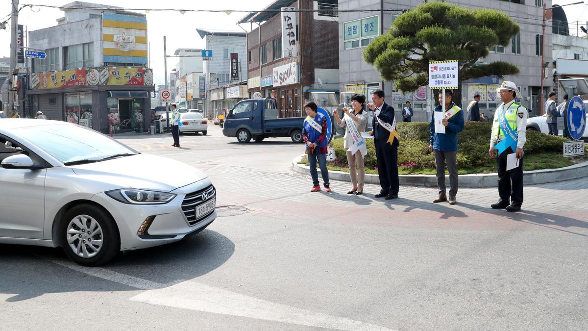 방향지시등 켜기 및 교통안전법규 준수 교통안전 캠페인