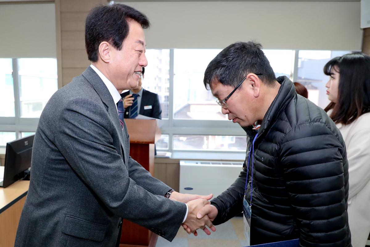 한시임기제 공무원 임용장 교부