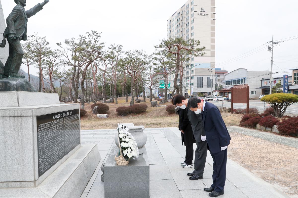 3.1절 기념탑 참배