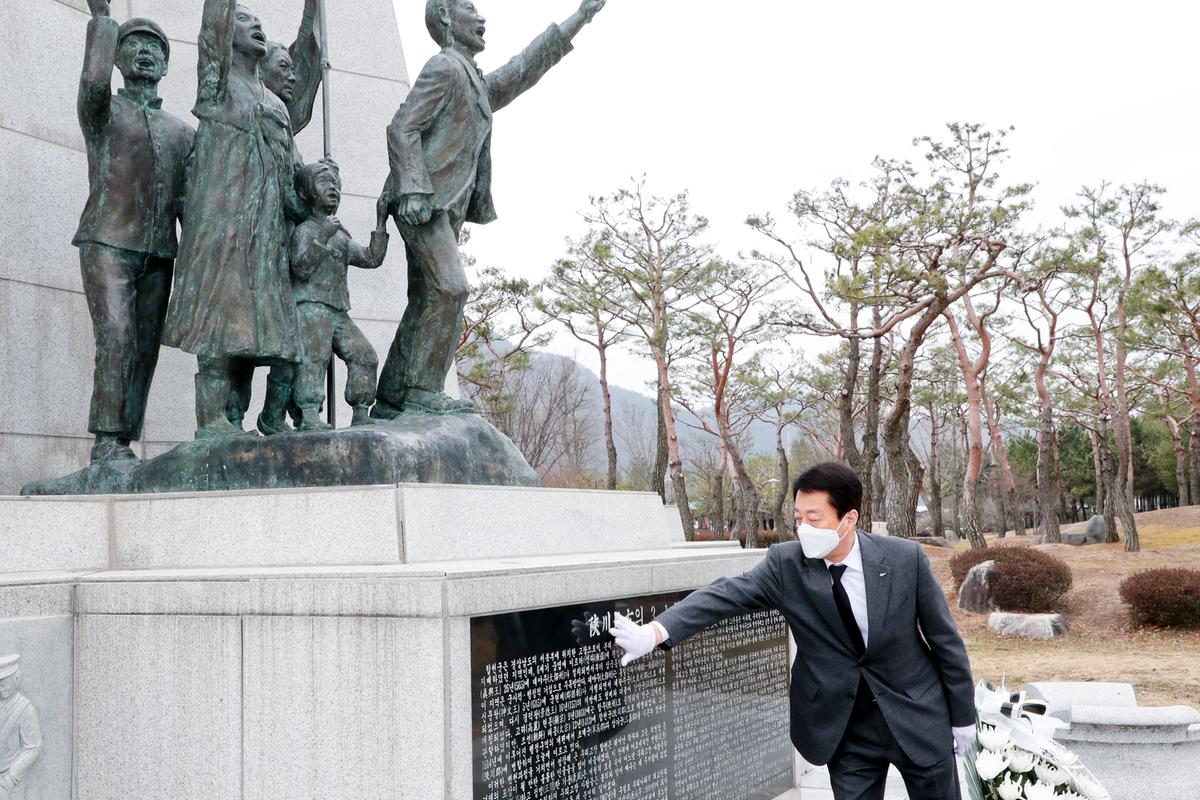 3.1절 기념탑 참배