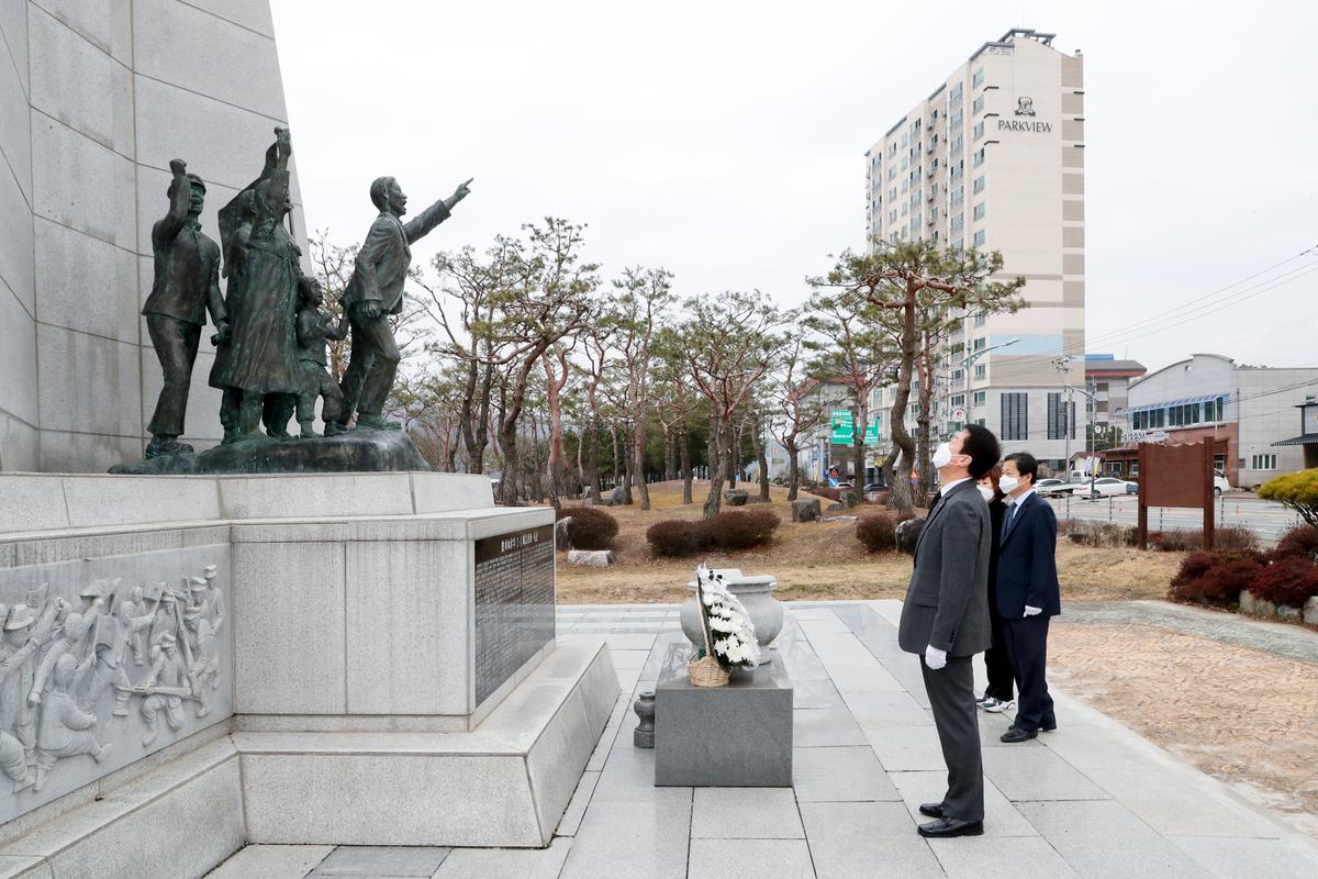 3.1절 기념탑 참배