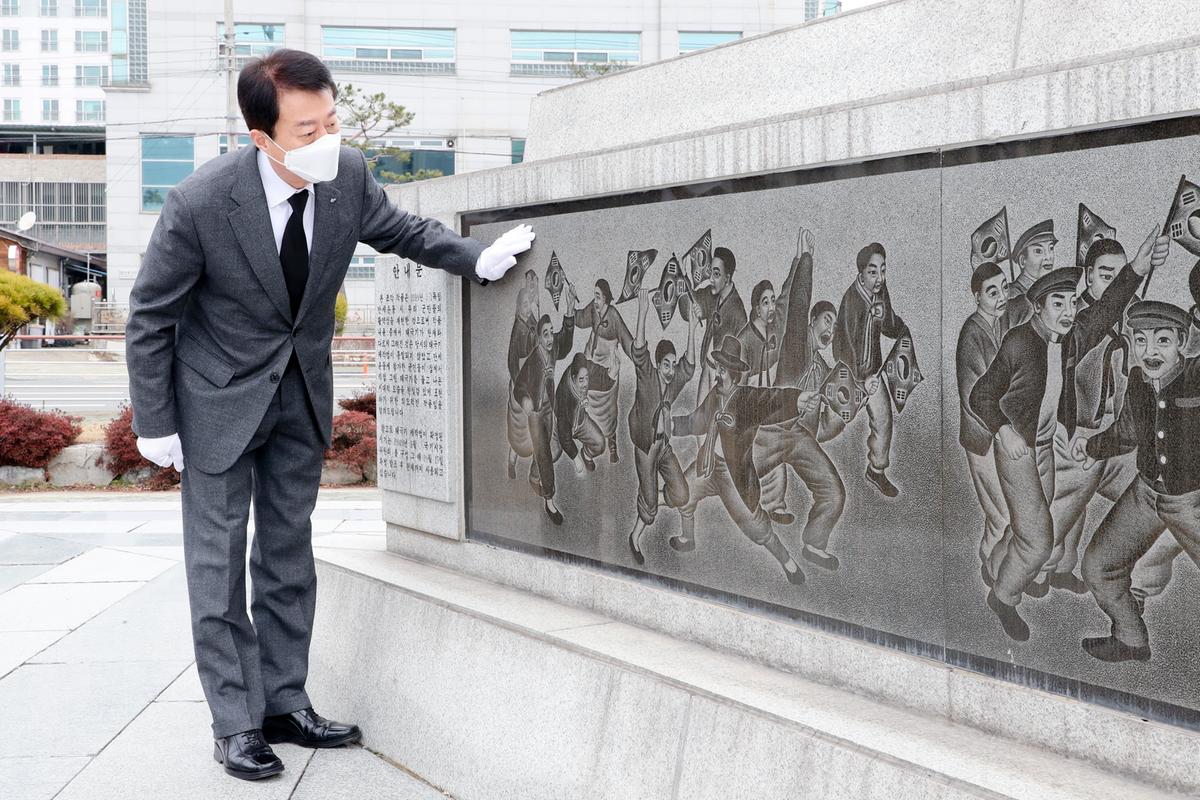 3.1절 기념탑 참배