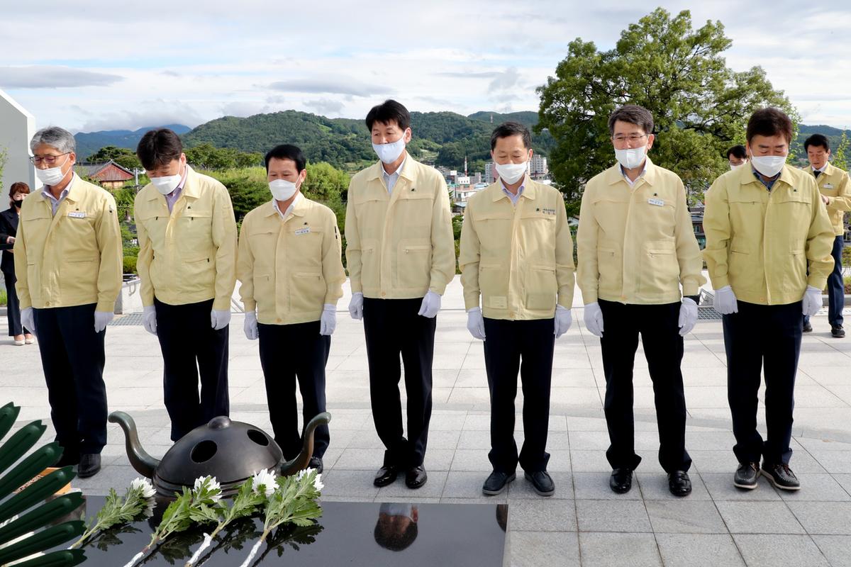  민선7기 취임 2주년 기념 층혼탑 참배 및 기념떡 자르기