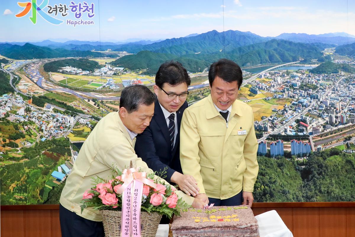  민선7기 취임 2주년 기념 층혼탑 참배 및 기념떡 자르기