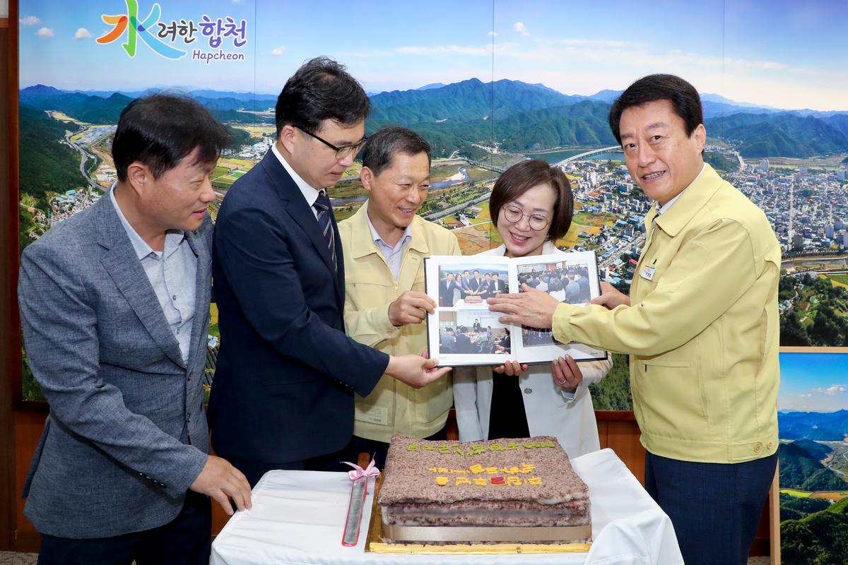  민선7기 취임 2주년 기념 층혼탑 참배 및 기념떡 자르기