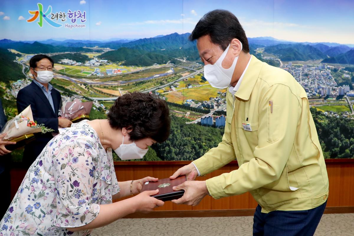 퇴직자공로폐전달