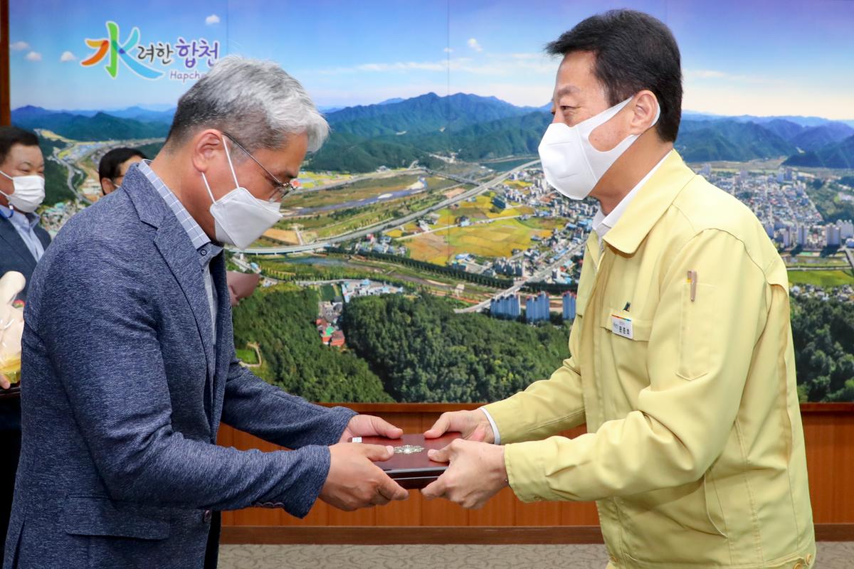퇴직자공로폐전달