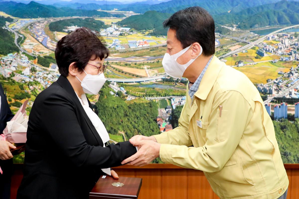 5급이상 퇴직공무원 공로폐전달