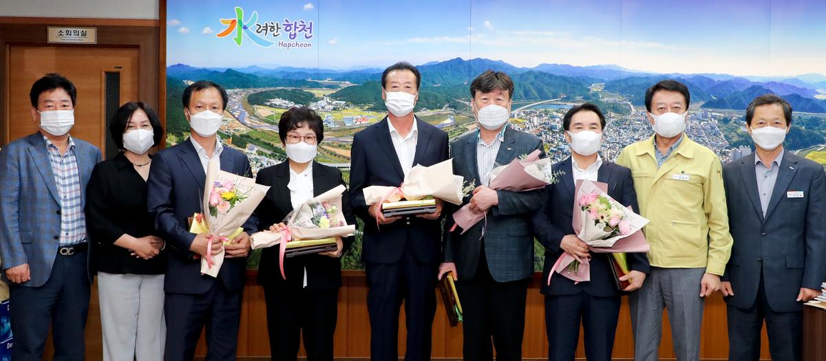 5급이상 퇴직공무원 공로폐전달
