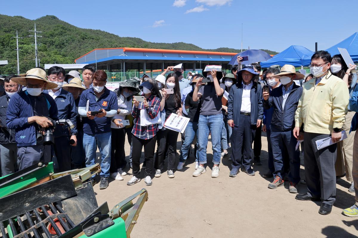 이선기 부군수, 촌진흥청차장, 기계화 마늘 수확작업 현장 방문