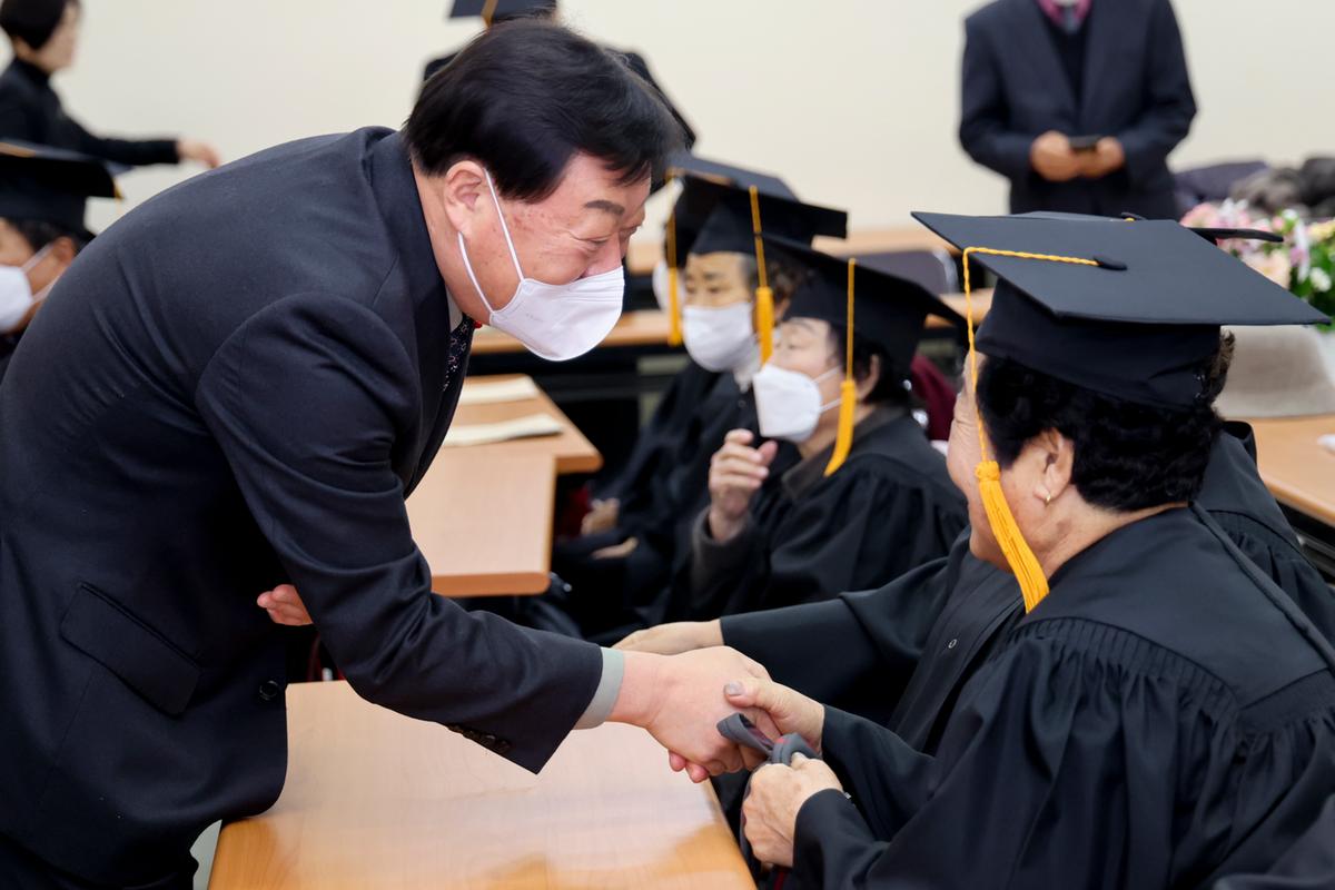 대한노인회 합천군지회 2022년 중부노인대학 졸업식