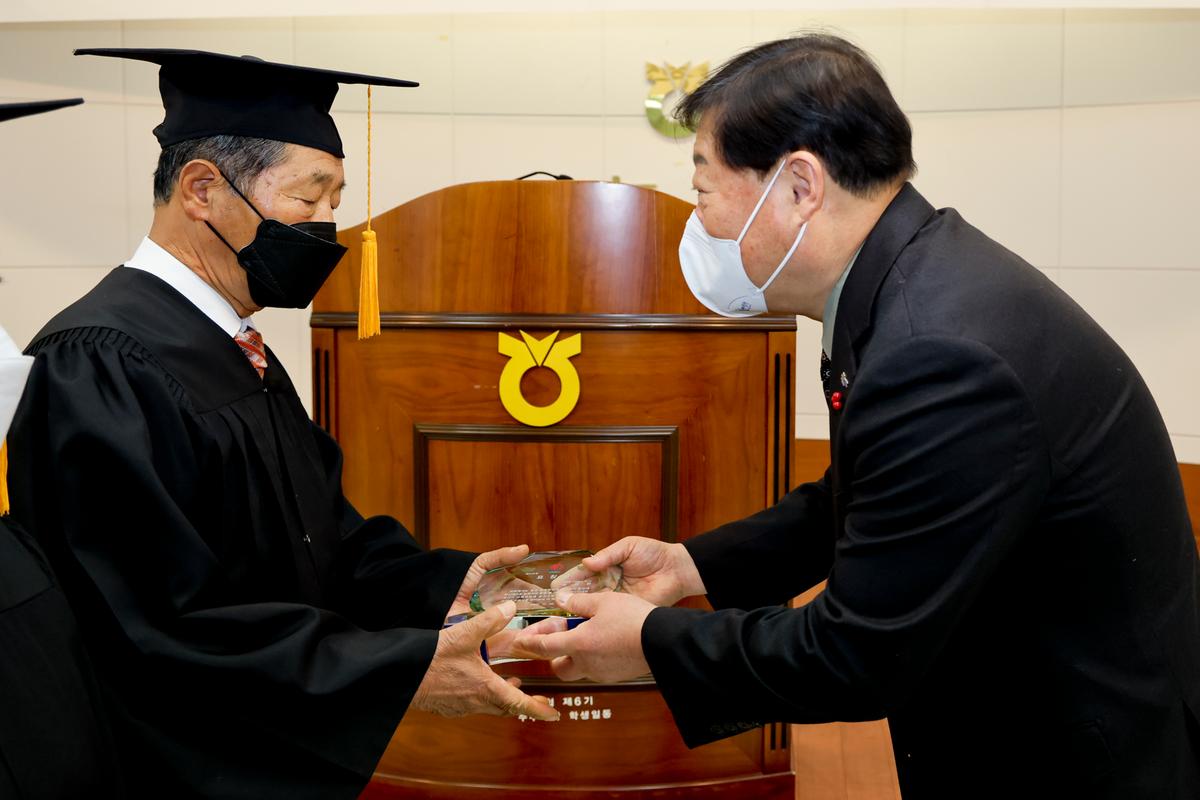 대한노인회 합천군지회 2022년 중부노인대학 졸업식