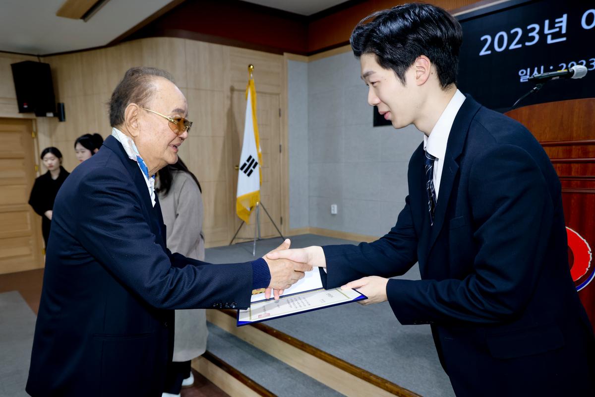 이대웅장학회 장학금 전달식
