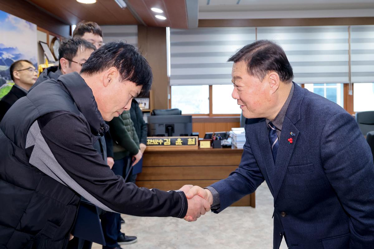 공수의 위촉장 수여 및 이웃돕기 성금기탁