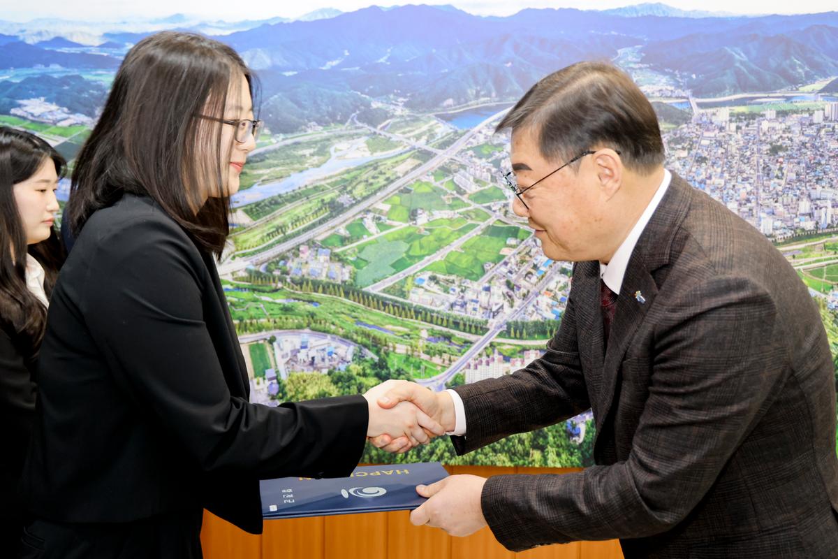 신규공무원 및 임기제공무원 임용장 교부