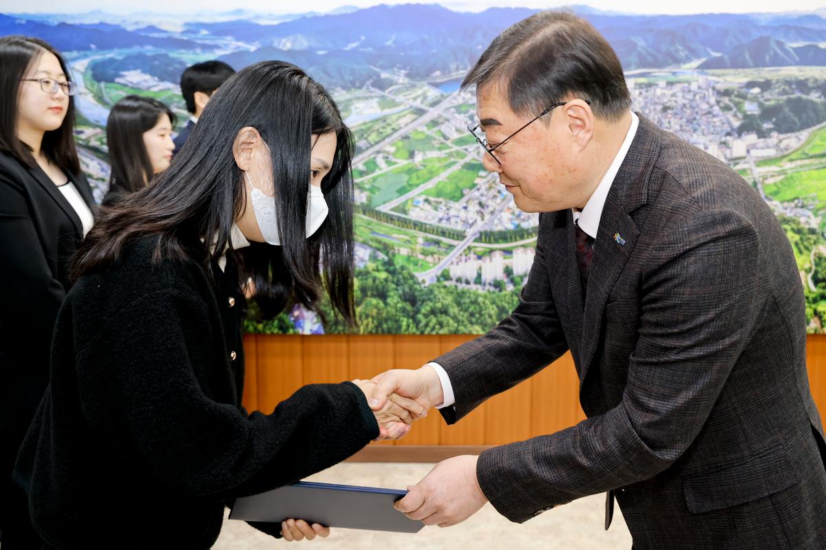 신규공무원 및 임기제공무원 임용장 교부