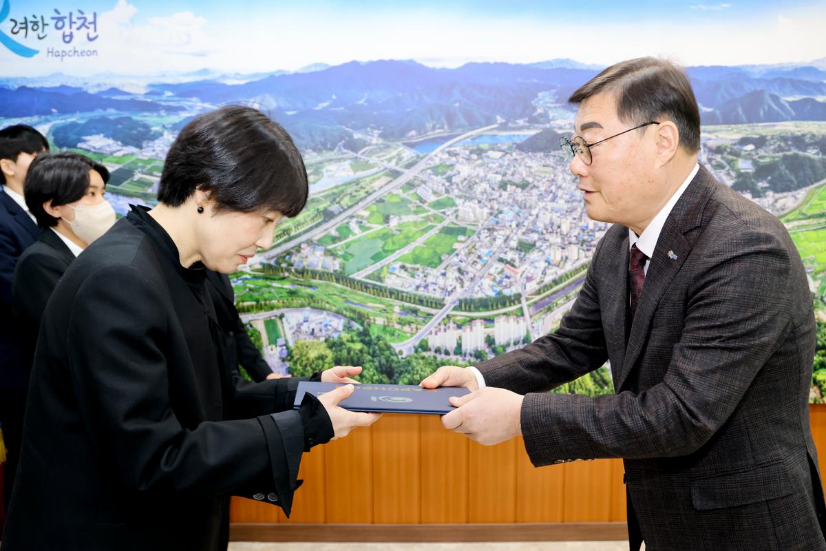 신규공무원 및 임기제공무원 임용장 교부