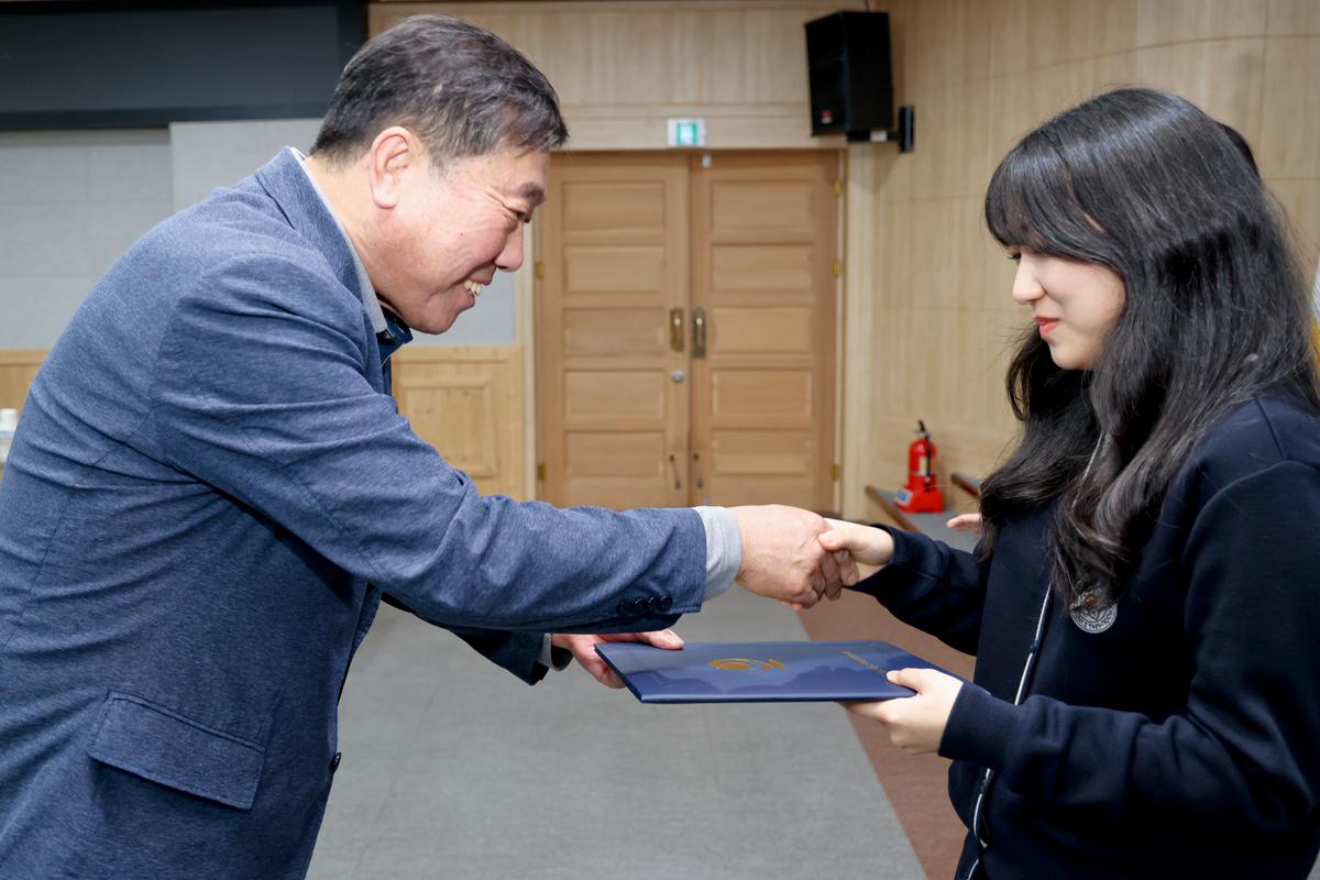 교육발전위원회 2024년 장학증서 수여식