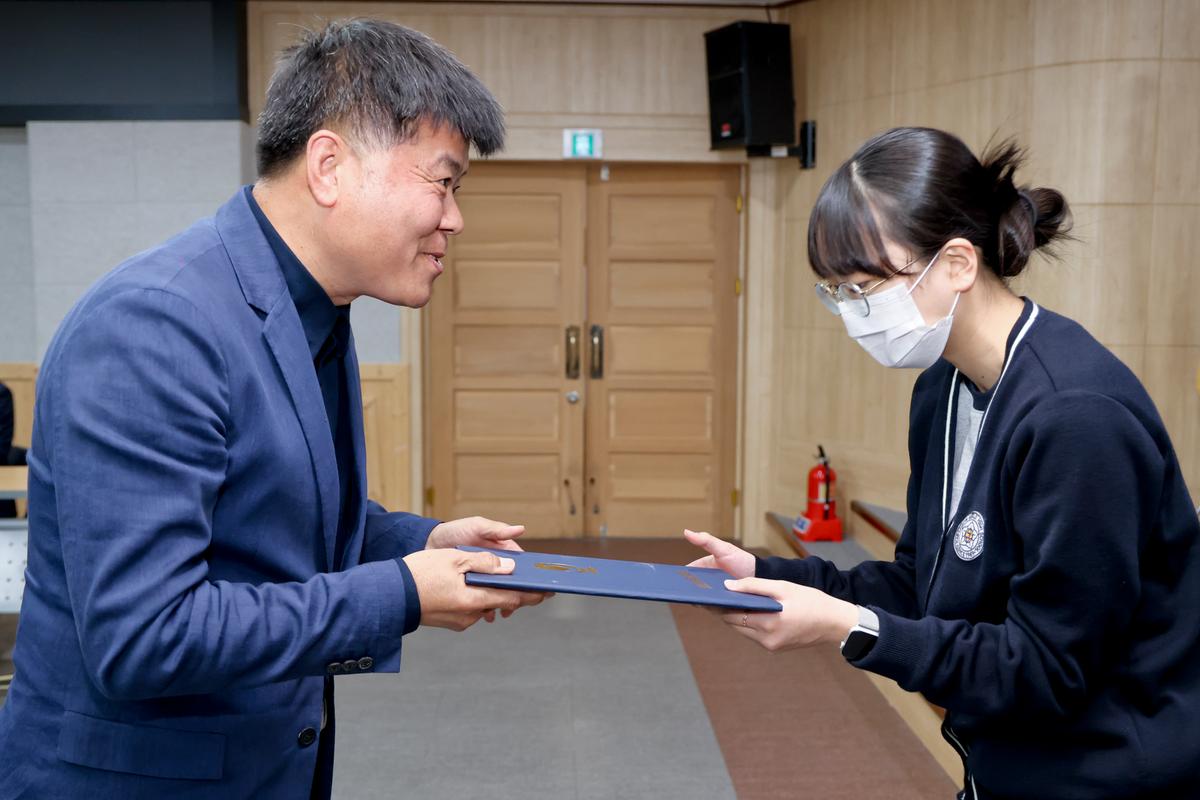 교육발전위원회 2024년 장학증서 수여식