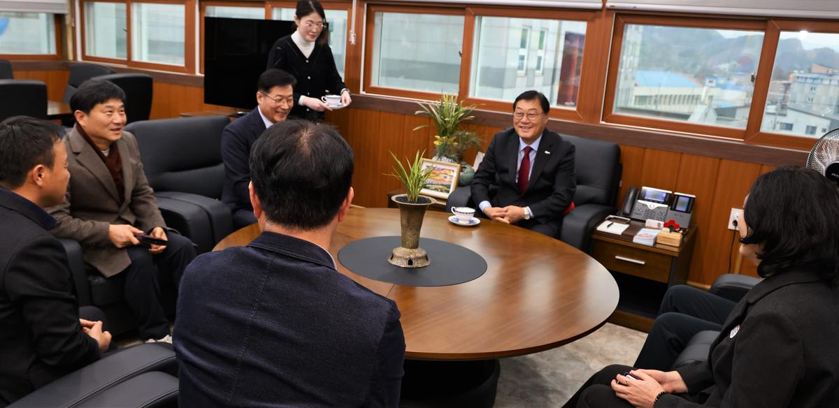 251216 향토인재육성기금 기탁(퇴직 공무원 일동)