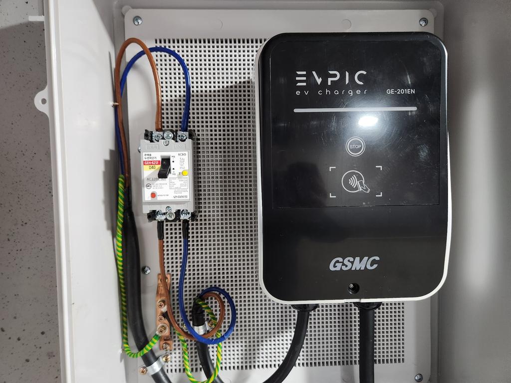 전기차충전기 벽부착설치사진