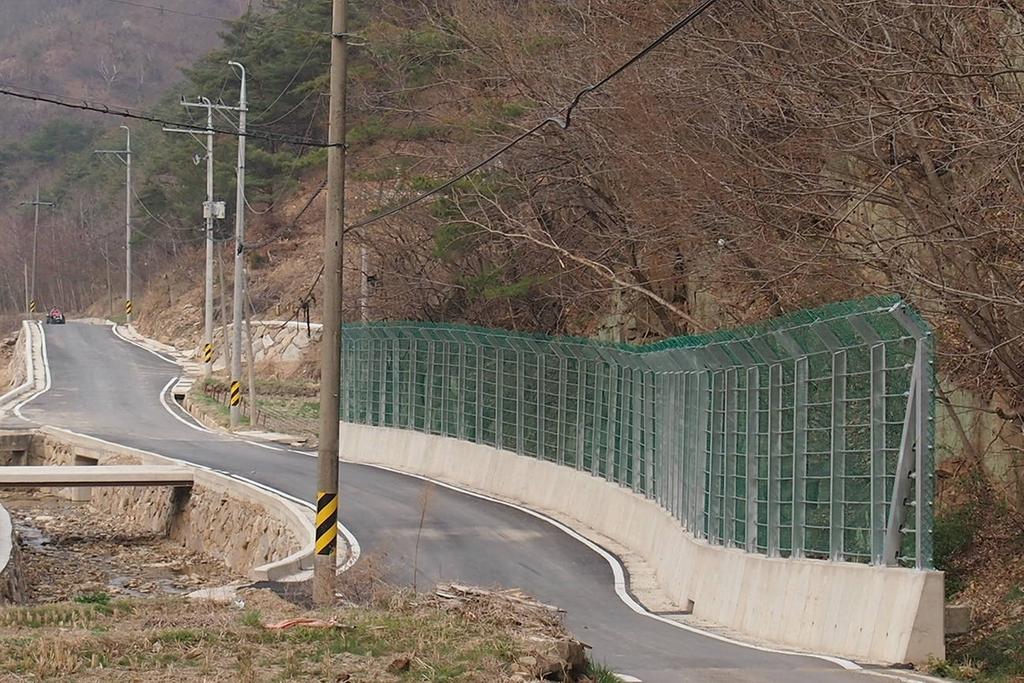 꼬불 꼬불한 도로에 낙석까지 떨어져 현재는 공사완료된 도로입니다.
