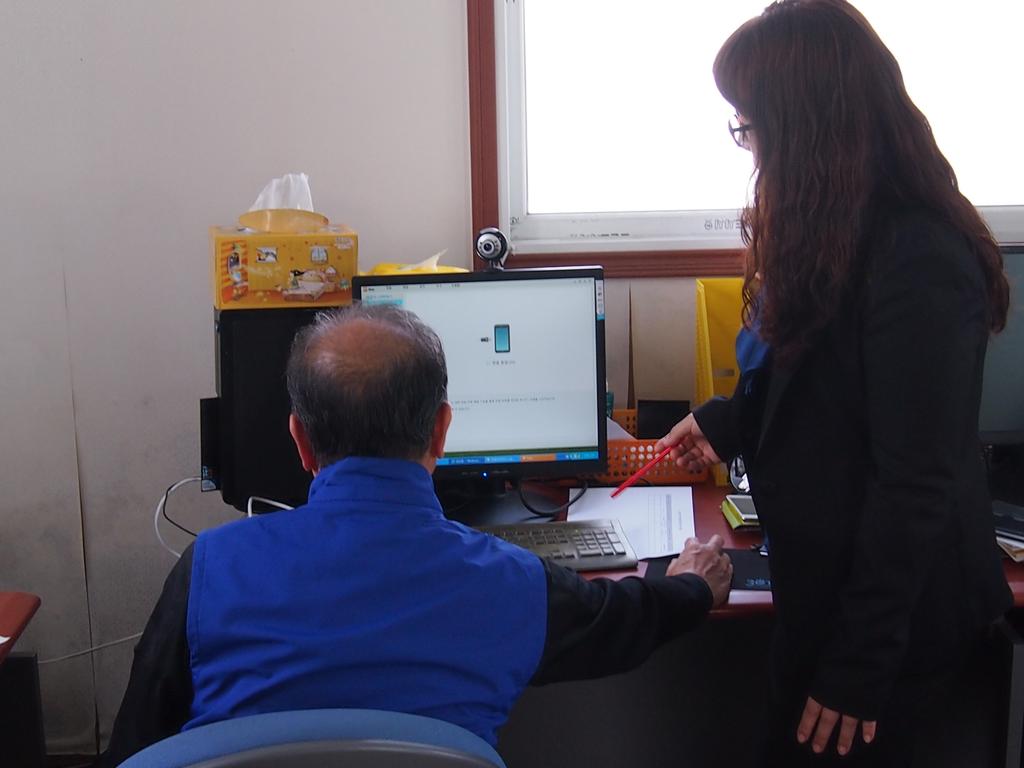 백서영 선생님 컴퓨터 교육하는 모습