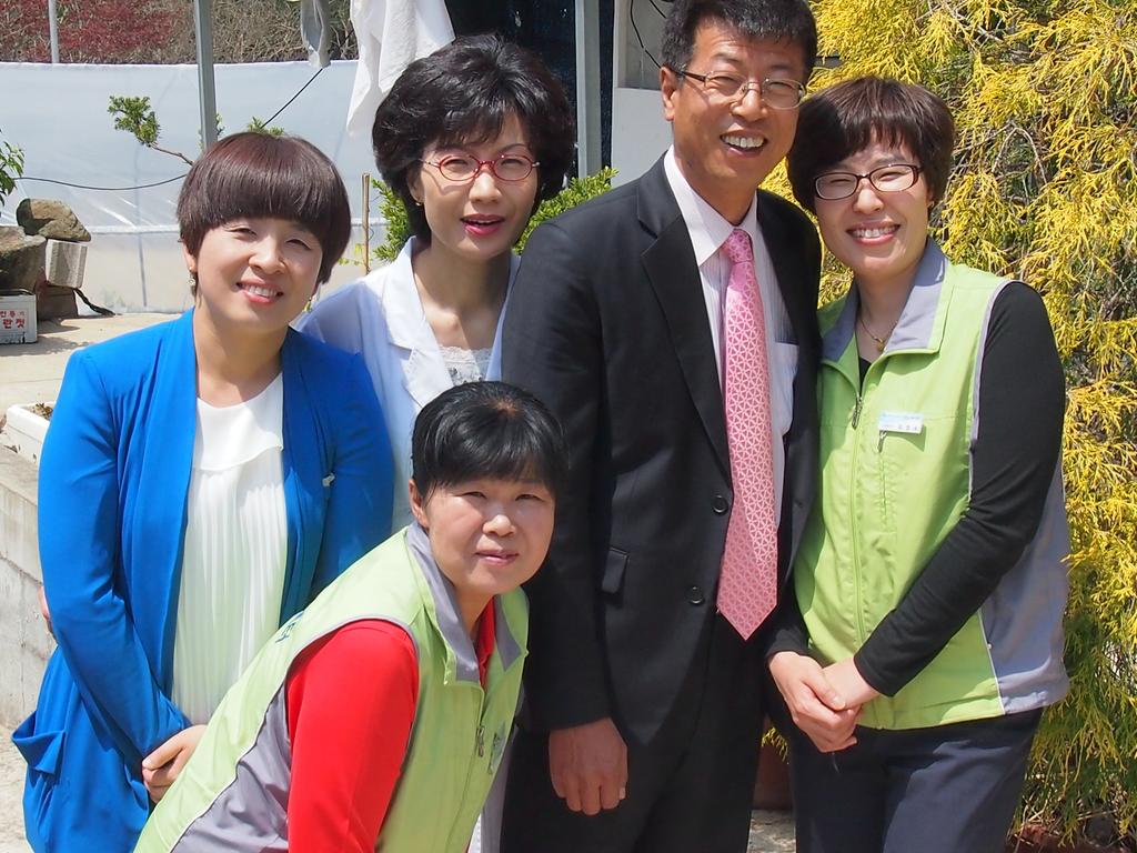 독거노인 생일상을 차려주고 기념찰영