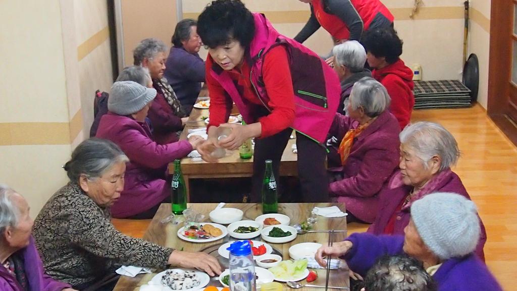 독거노인을 접대하는 부녀 봉사대.