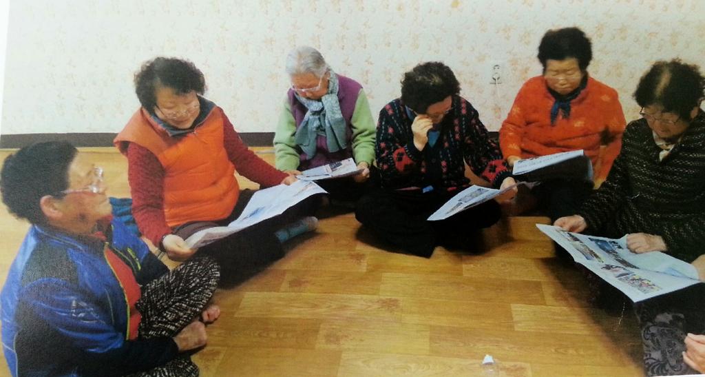 돋보기안경을 쓰시고 신문을 보시는 할머님들~