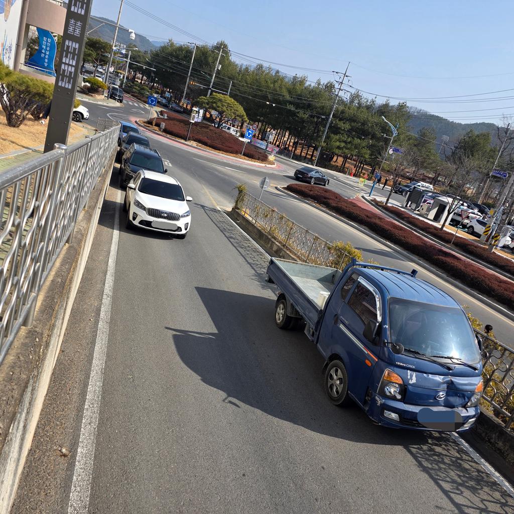 오르막 진입로에 주차된 차량들