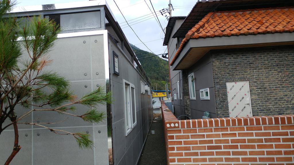 사진 왼쪽 건물이 공중화장실이고 오른쪽이 민원인 집 부엌 창문입니다.