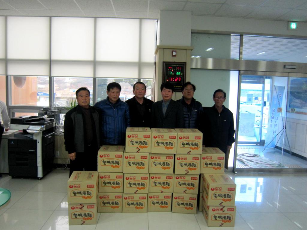   청덕면 마을경로당에 위문품 기탁 모습