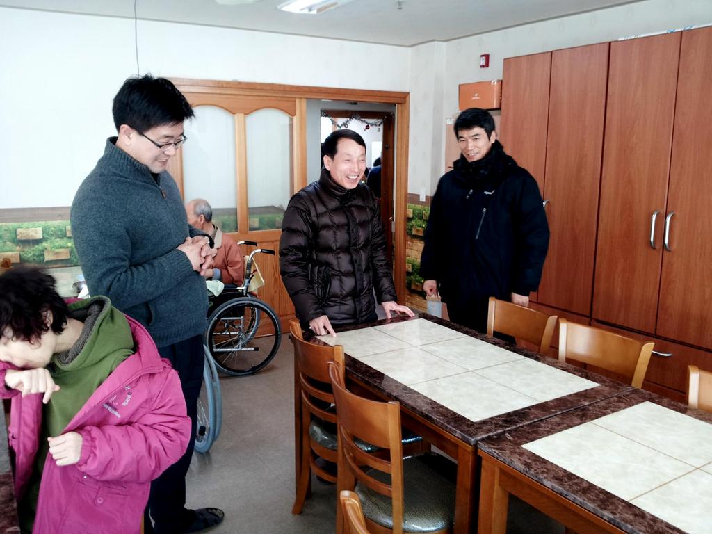 만덕건설 류순철 대표의 중증장애인시설 식탁을 교체하는 모습 1