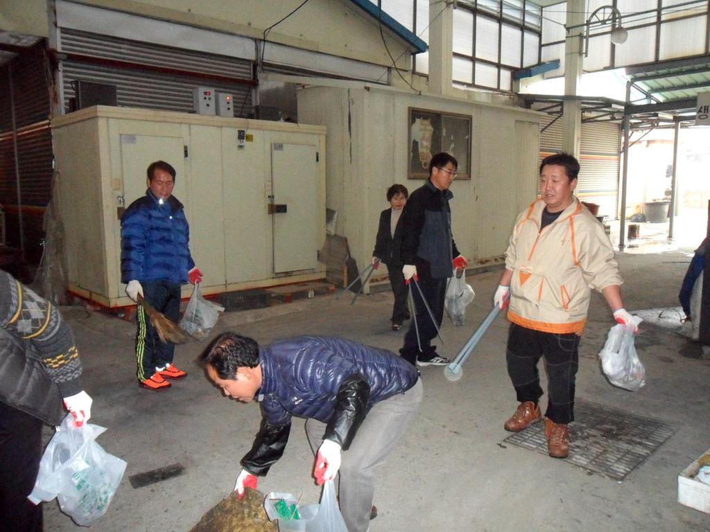 초계면의 전통시장 활성화를 위한 설맞이 대청소를 실시하는 모습