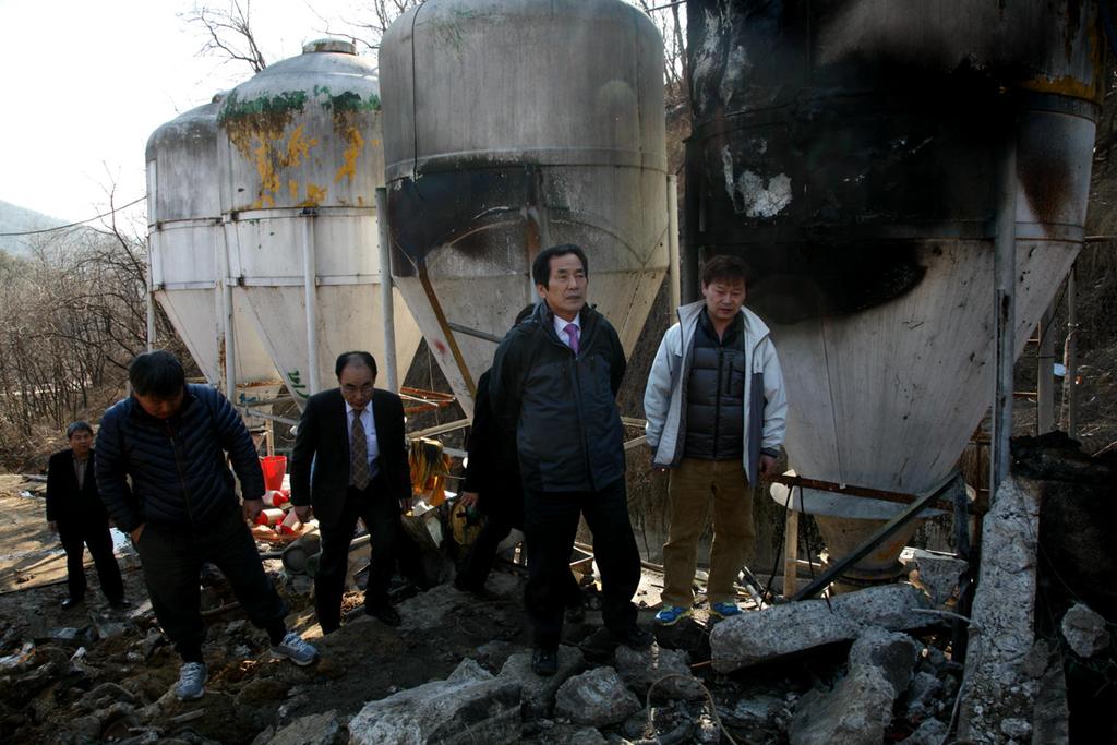 합천군(군수 하창환)의 대주 축산화재현장을 방문하는 모습