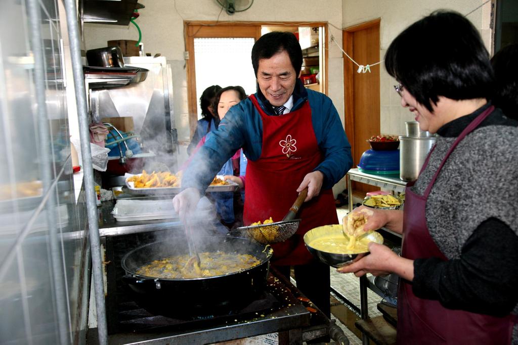 하창환 합천군수의 어려운 이웃에 사랑의 도시락 배달봉사를 하는 모습1