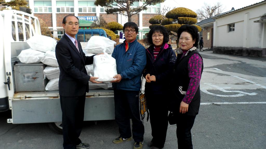 초계 하남 양떡메 정보화마을 「떡국」 기탁하는 모습