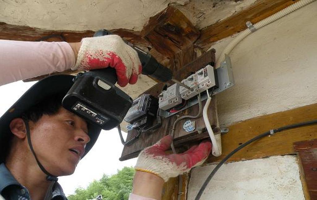 저소득가정 전기·가스시설 개선사업을 하는 모습