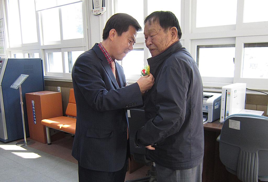 합천읍 어버이날 카네이션 달아드리기 행사 